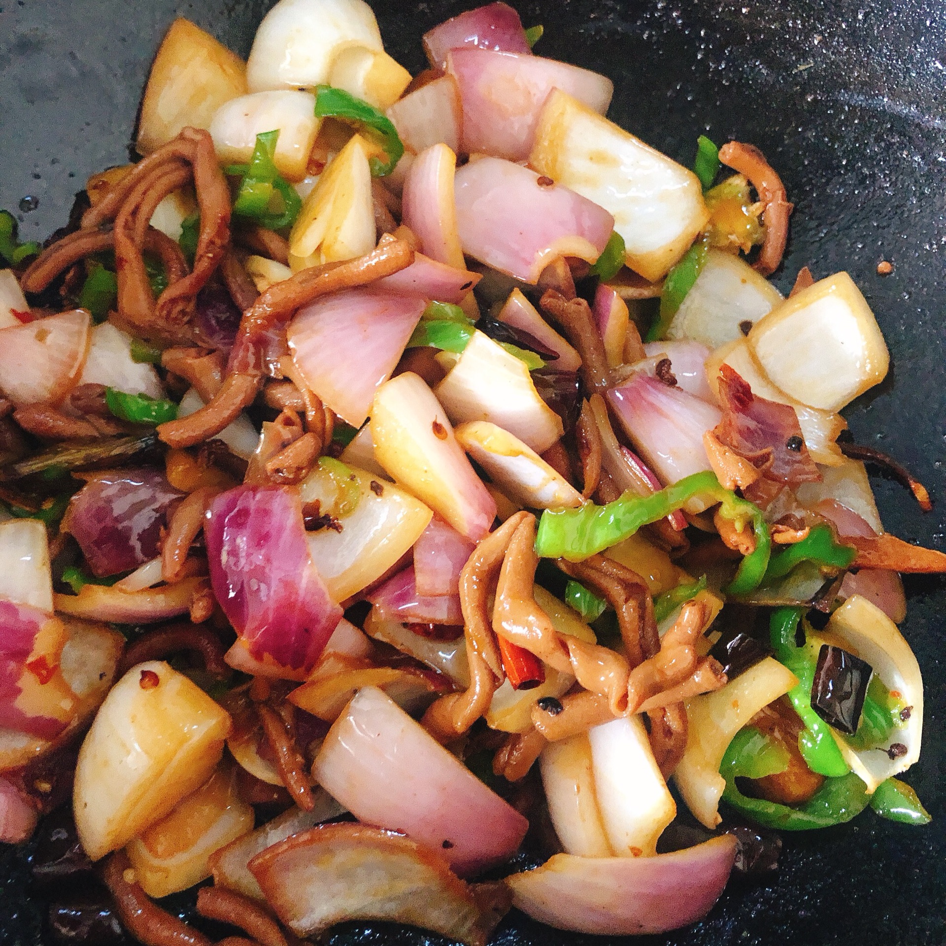 >辣炒洋葱是一道以洋葱,油辣子为主料,盐,生抽等为配料制作而成的美食