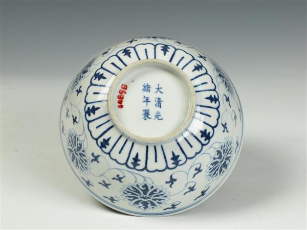 清光绪景德镇窑青花缠枝宝相花碗