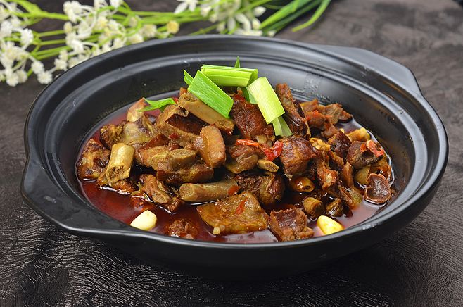 火锅是一道菜品,主要食材是猪小 a target="_blank" href="/item/排骨