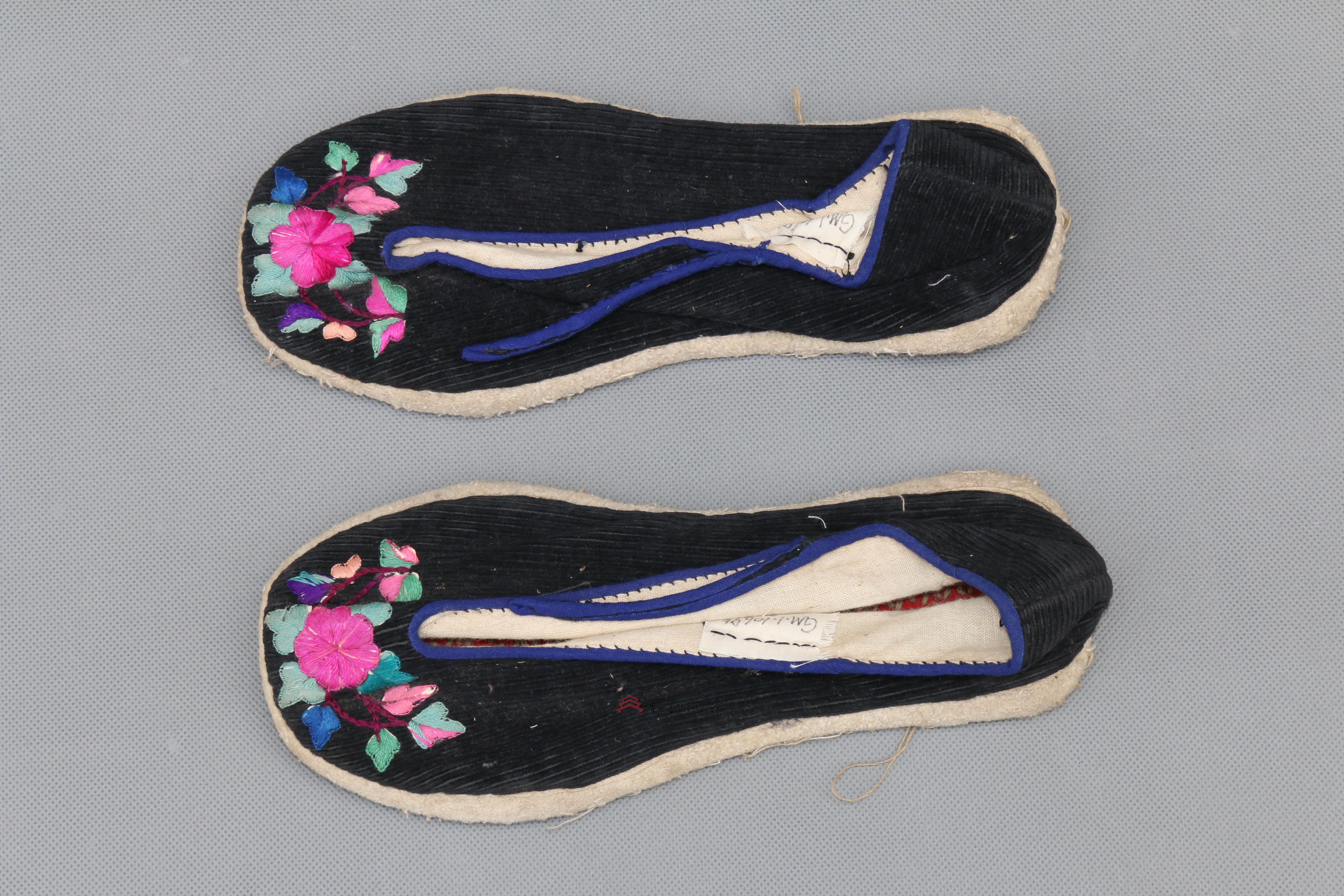  p data-id="tbhuvu1hsxci">当代花溪苗族平绣花卉纹布鞋是一件由贵州