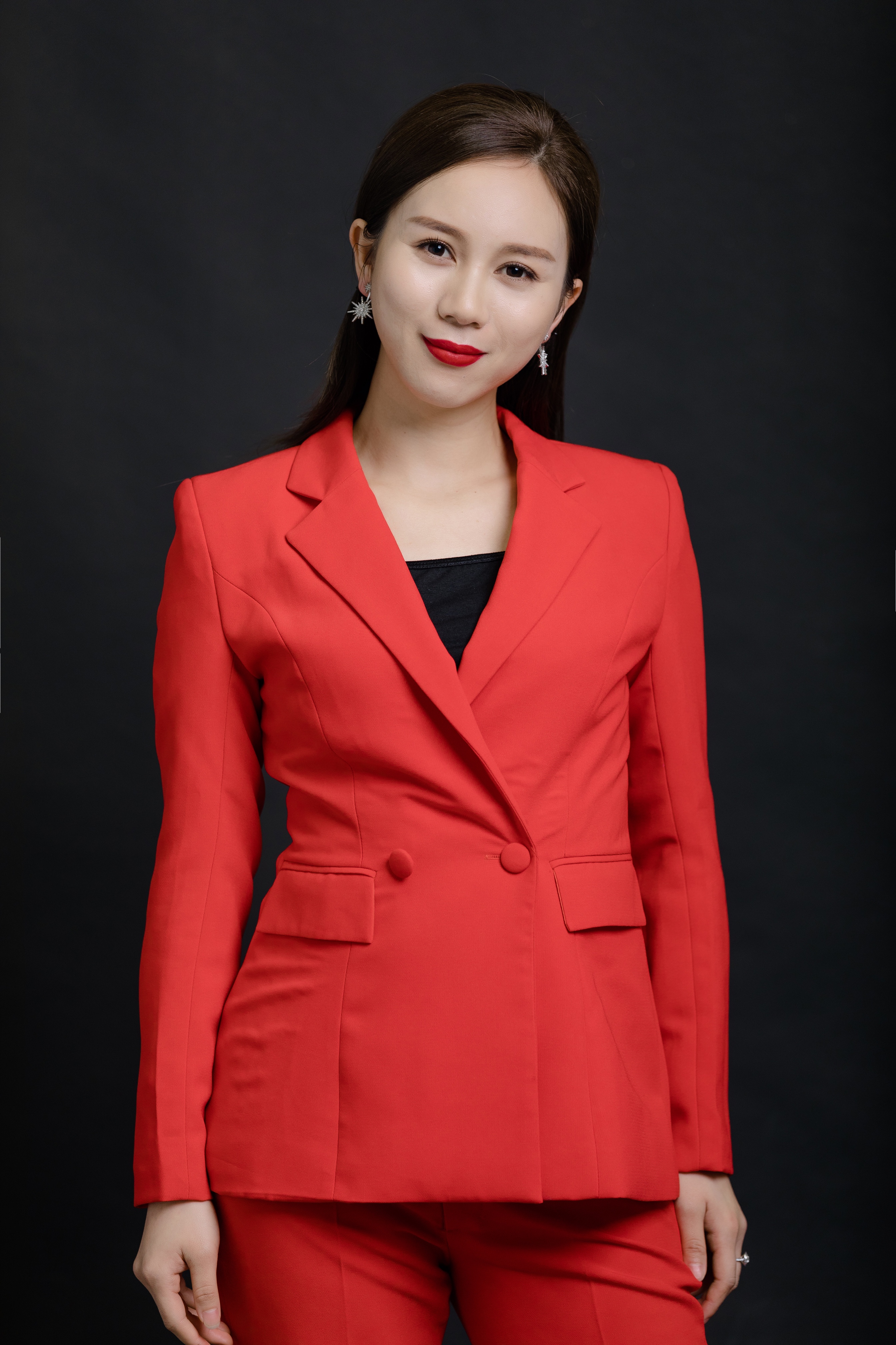  p data-id="gnxb9efo64">曾佩欣, 中国广东汕尾女歌手,汕尾广播电视