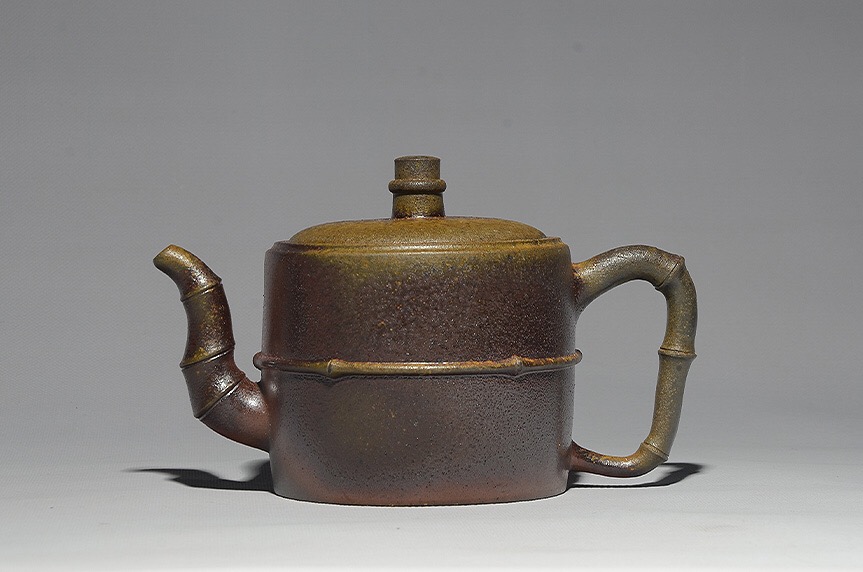 data-id="gnbw95r1s4">丁洪顺,一九五五年生于江苏宜兴,七三年进紫砂