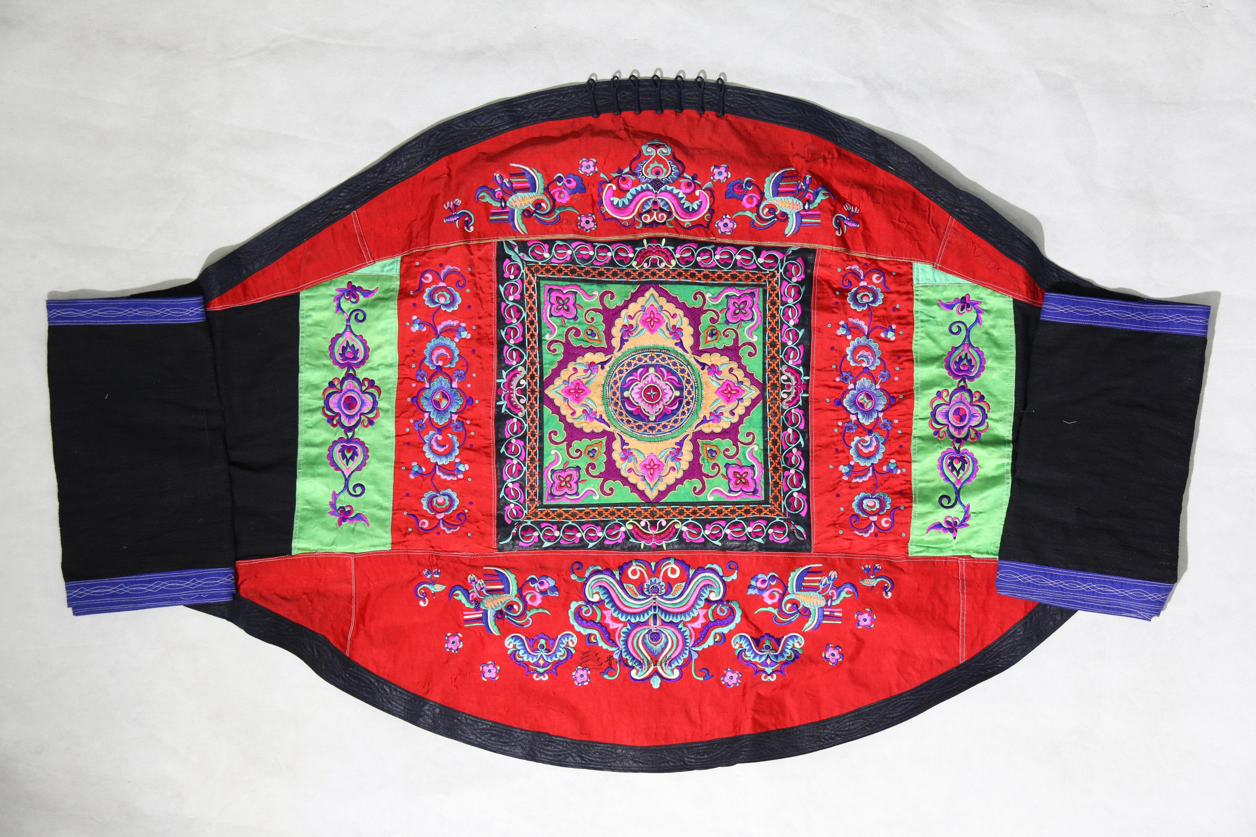 当代贵定苗族布贴蝴蝶纹背扇