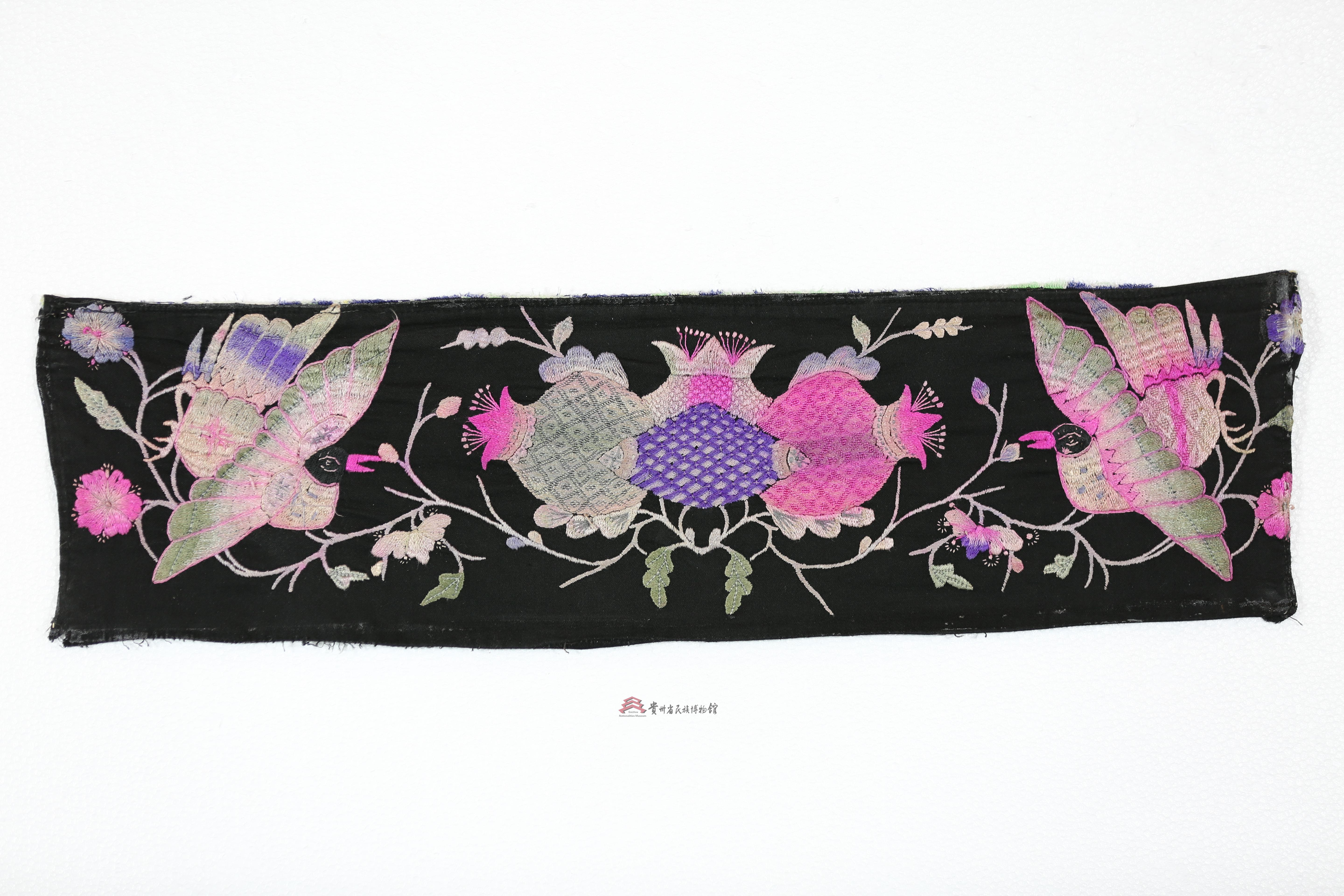 当代湖南花垣苗族平绣鸾凤和鸣石榴纹绣片