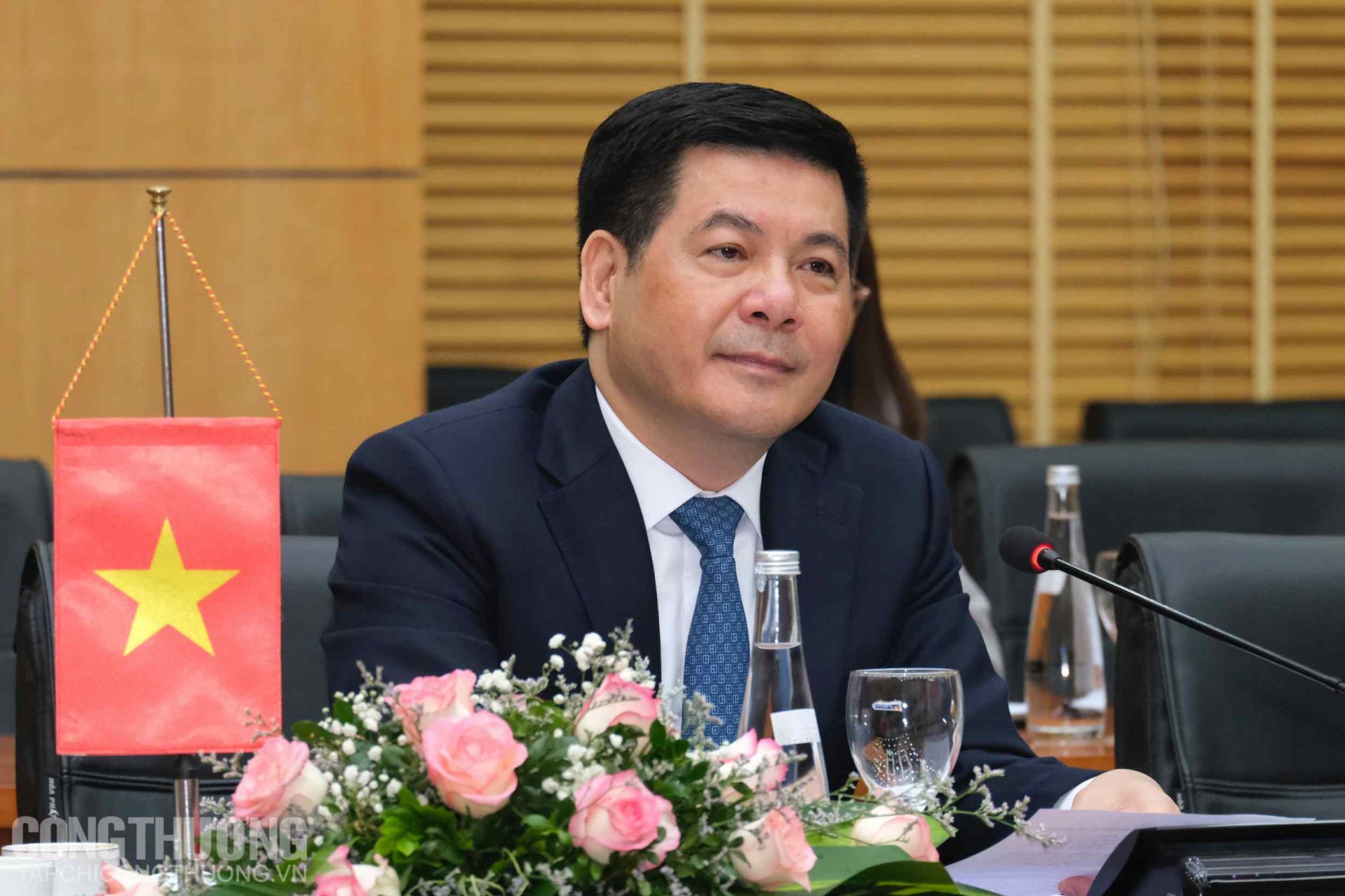 klkxu">阮鸿延,男,现任 a target="_blank" href="/item/越南/155278"