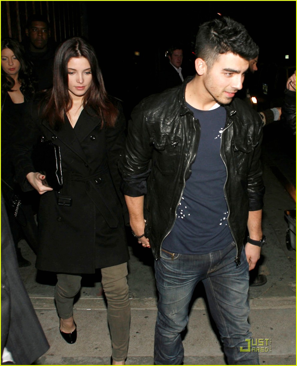  p>乔·乔纳斯(joe jonas),1989年8月15日生于美国亚利桑那州