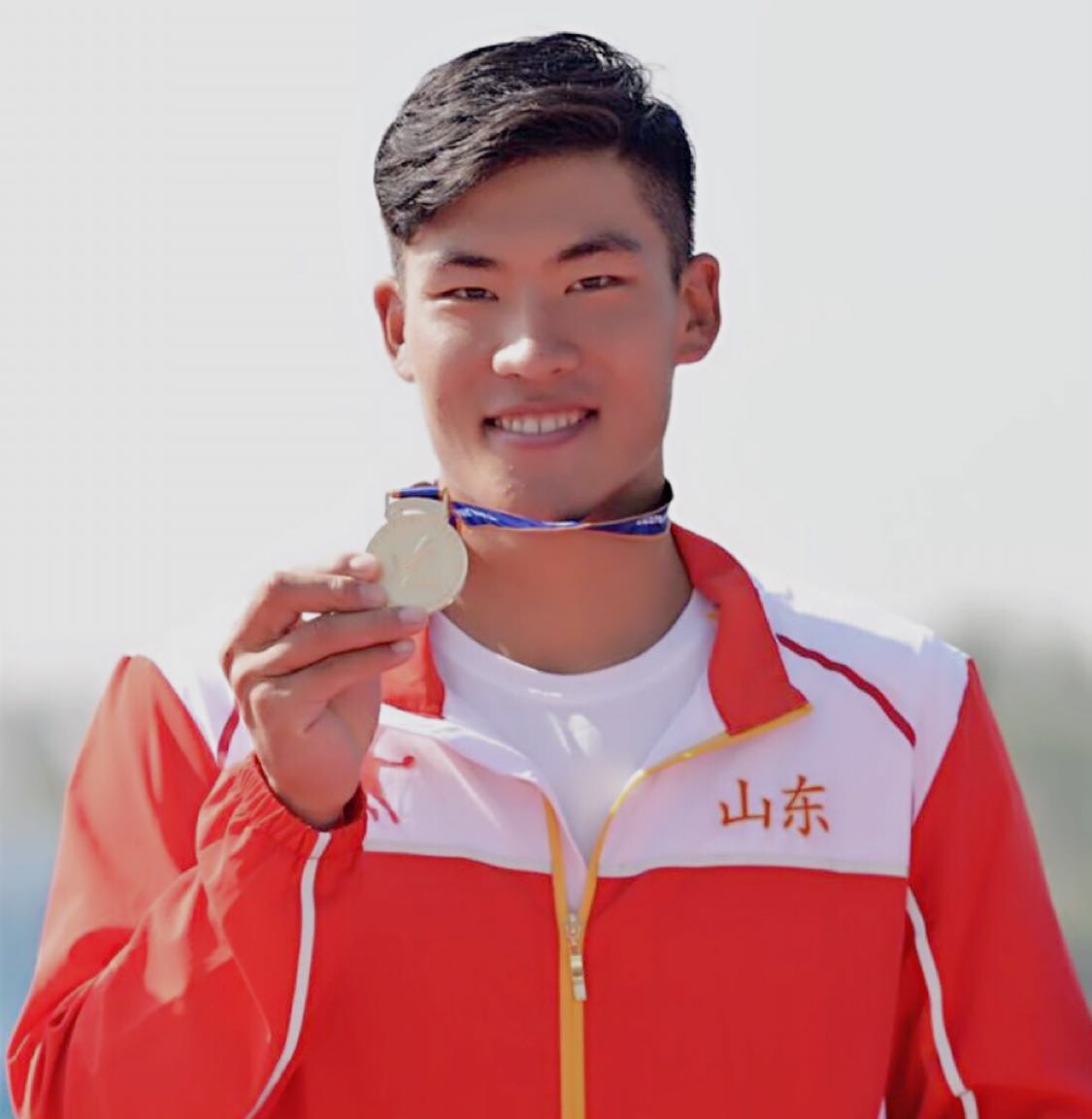  p>张冬,1996年11月18日出生于山东潍坊临朐,中国皮划艇静水运动员