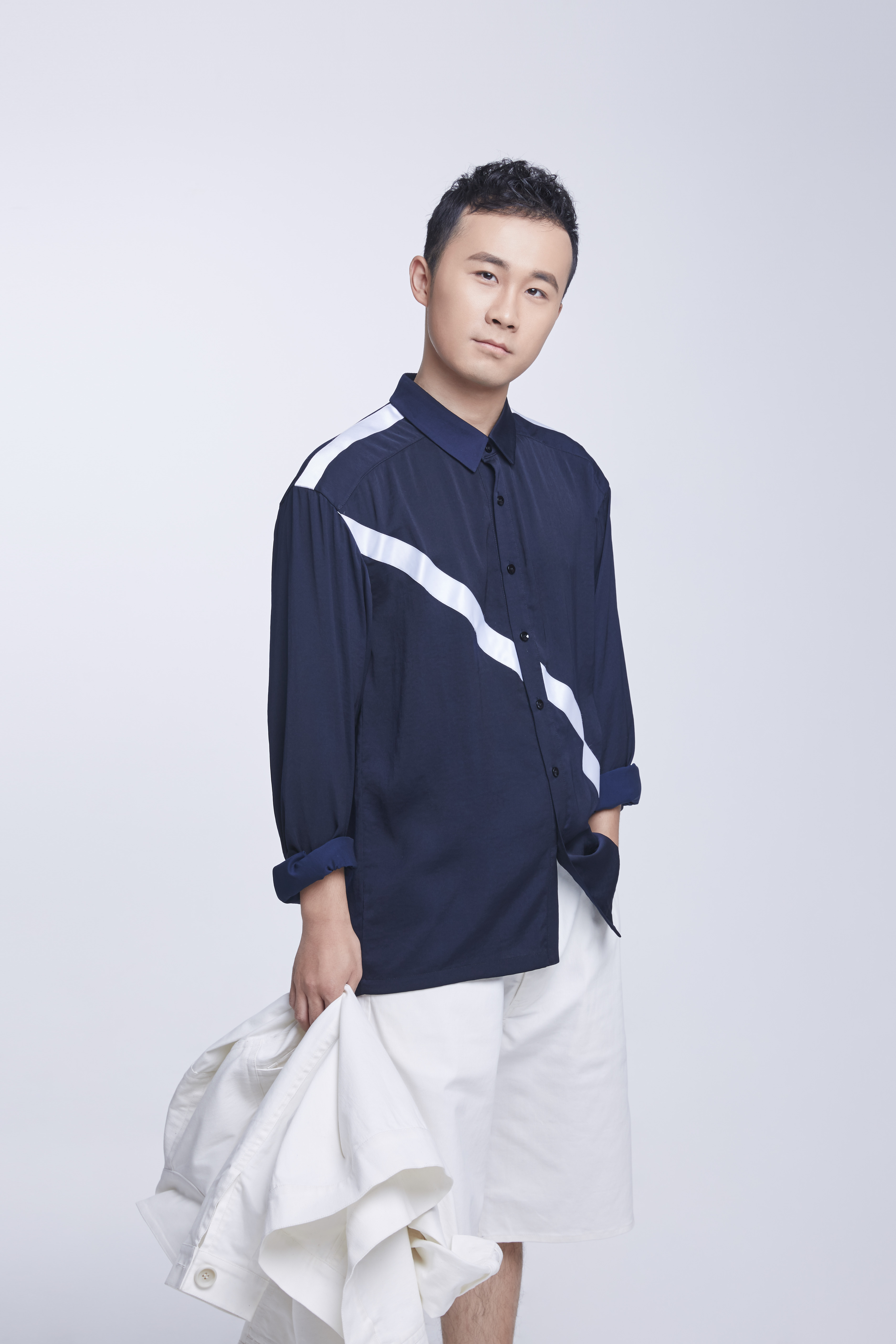  p>鞭鞭于白水,本名于沛,1989年11月14日出生于吉林,幼时随父母迁居