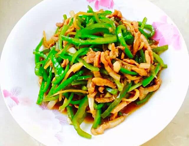  p>尖椒炒肉是用五花肉,青辣椒制作的一道家常菜,开胃爽口.