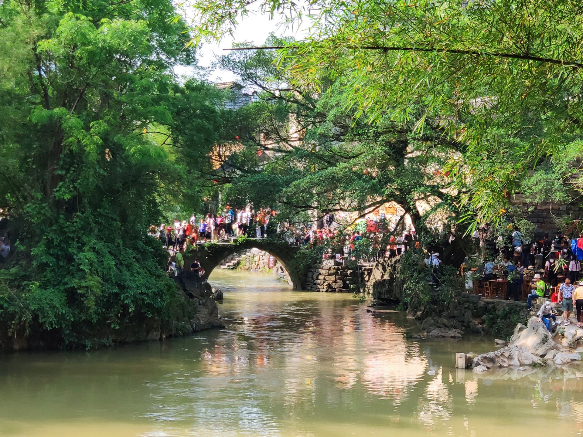  p data-id="gnaut1x2ku">是黄姚古镇15座古桥梁中最大的阶梯石拱桥.