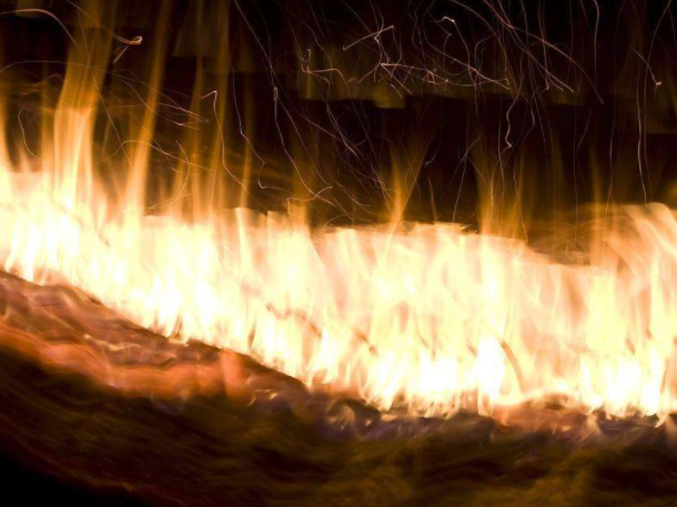  p>对冲扩散火焰(指燃烧腔对称平面上火焰的准二维性)是对冲火焰的一