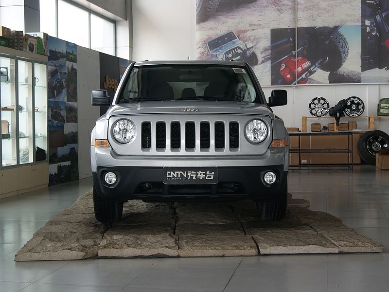  p>自由客指的是jeep品牌旗下一款偏重公路性能的城市型suv,同时也