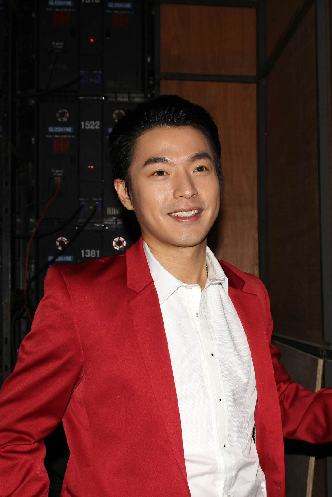  p>李威(leewei),1980年7月9日出生于中国台湾台北市,中国男演员,歌手