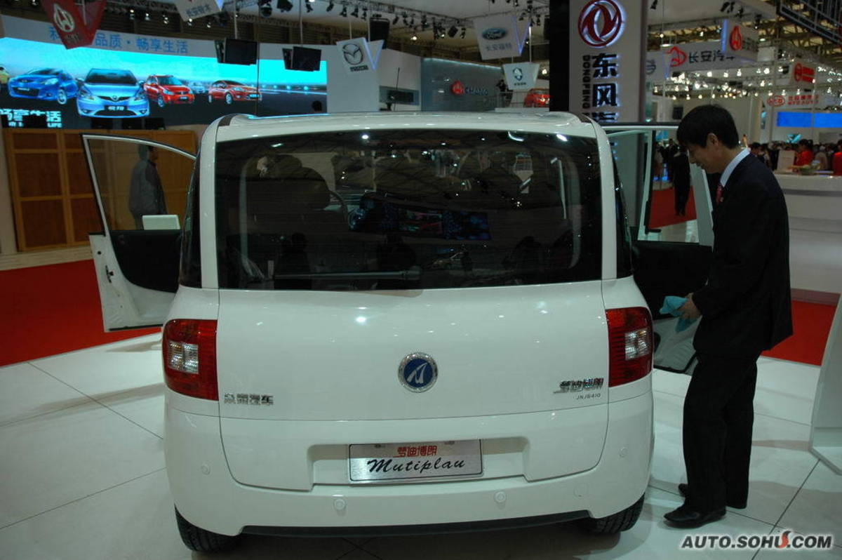 众泰带来了最新的朗悦车型,这款新车采用了众泰从菲亚特购入的