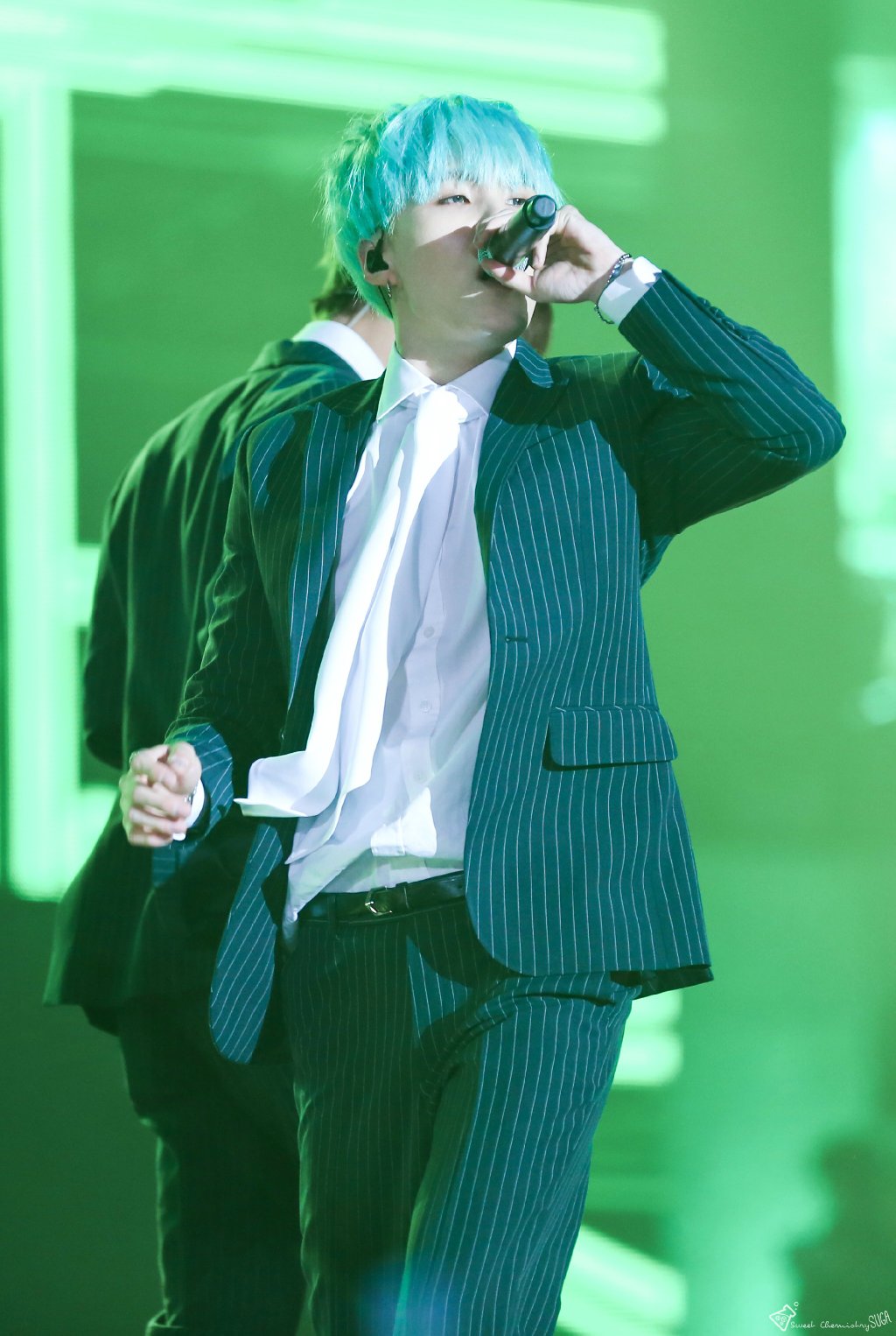 艺名suga,1993年3月9日出生于韩国大邱广域市,韩国流行乐男歌手,男子