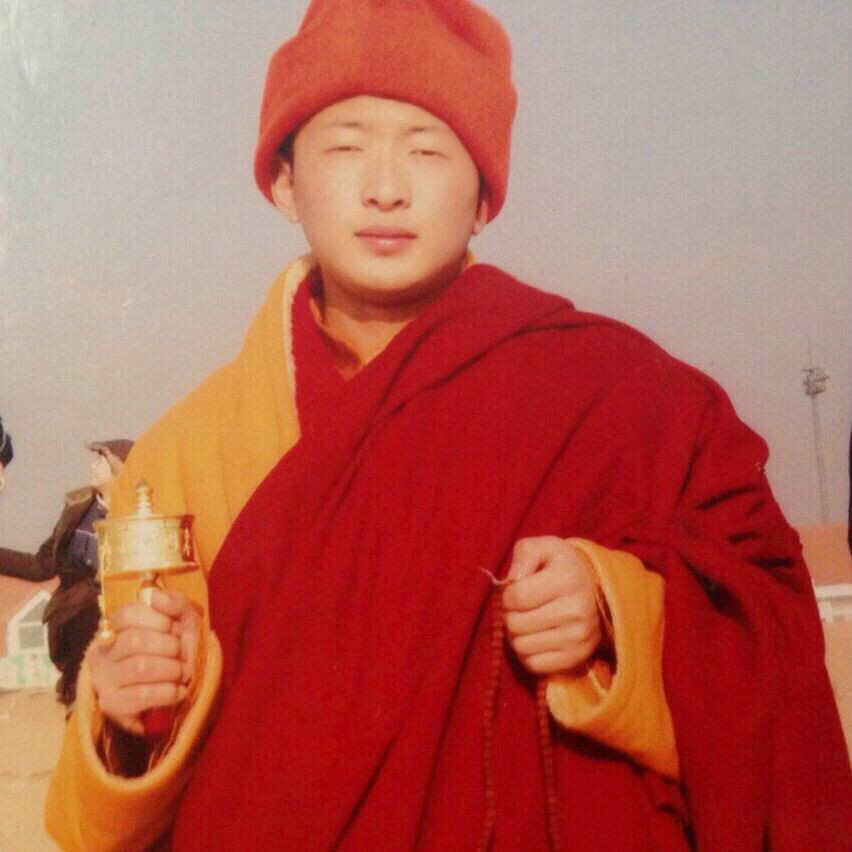 7岁的白玛次成仁波切被协庆·嘉察仁波切及诸多贤成兼备的高僧一致