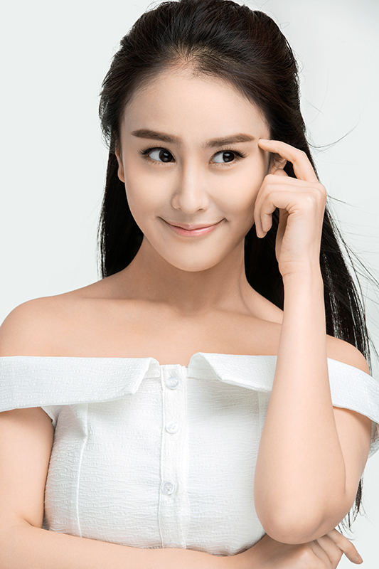  p>胡潇悦 i>(原名:胡雯月) /i>,出生于江苏