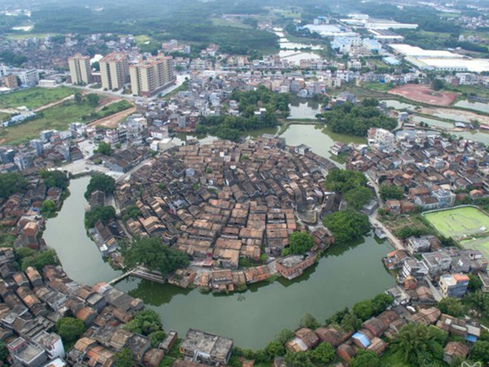  p>黎槎古村落位于高要市回龙镇北面的黎槎岗上.