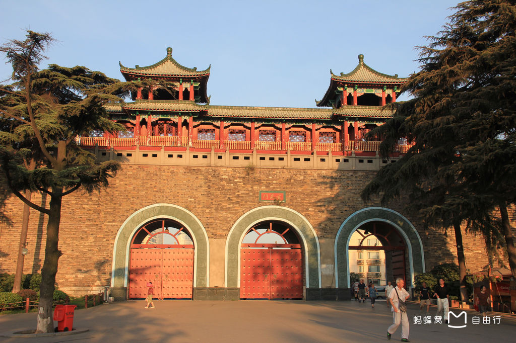 data-id="gnzlmfo2d7">玄武门是 a target="_blank" href="/item/南京