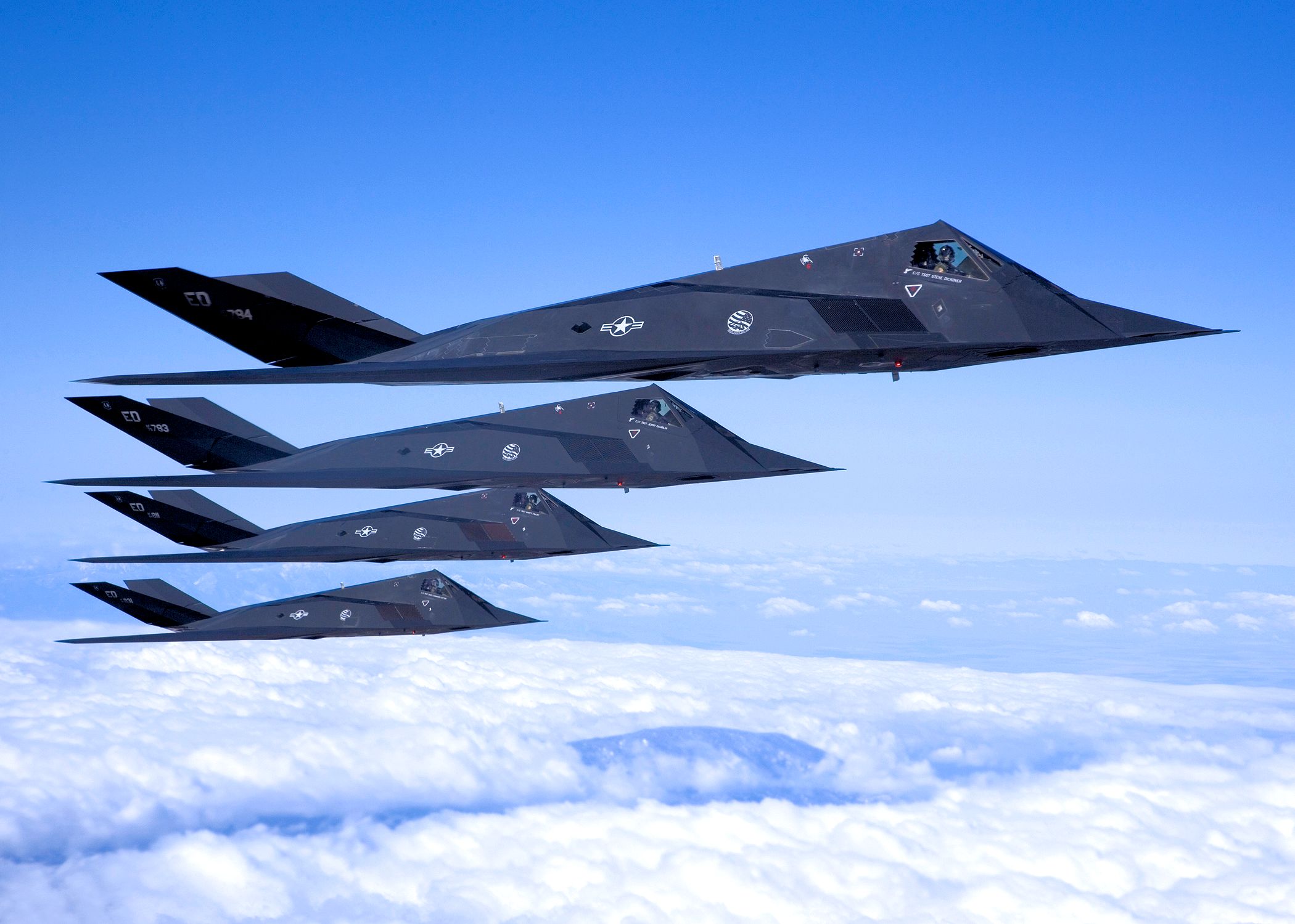 117a攻击机(英文:f-117a attack aircraft,代号:nighthawk,译文:夜鹰