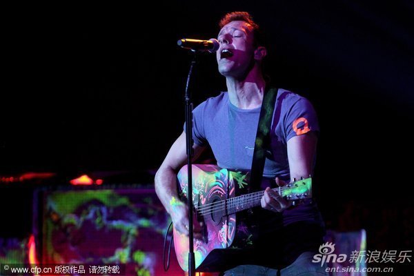 酷玩乐队 i>(coldplay) /i>,英国摇滚乐队,1996年成立于伦敦,由主唱 a
