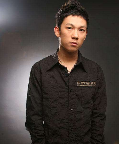 严铮,湖南岳阳人,湖南娱乐频道主持,2003年,获得《超级男声》总决选