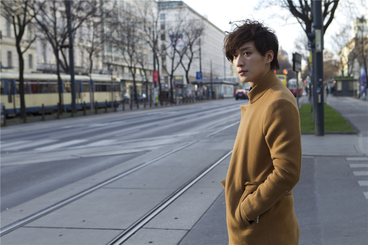  p>乔任梁 i>(1987年10月15日-2016年9月16日) /i>,出生于上海市,中国