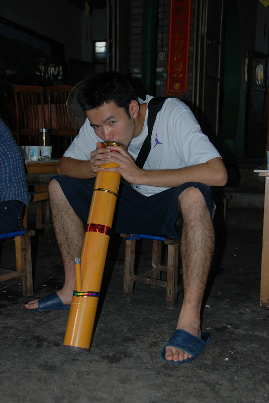  p>吸竹筒水烟是民间古老习俗.