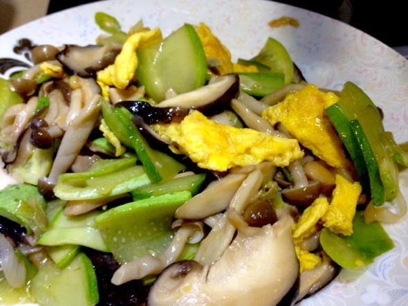  p>黄瓜炒蘑菇是一道清淡的素菜,味道很清新,且有助于减肥 /p>