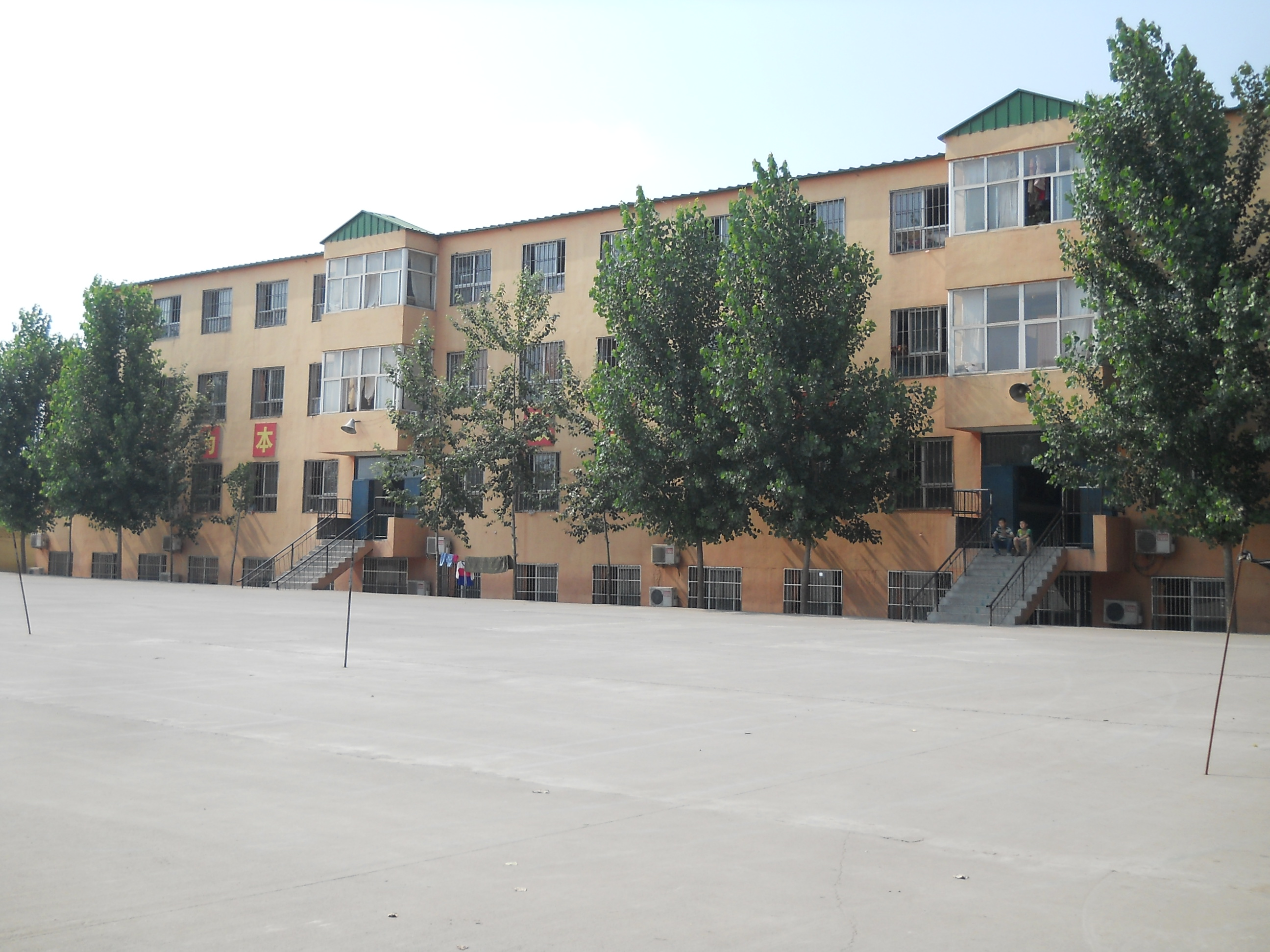 旭光学校位于县城南环路东段路南,是一所全封闭六年制民办全日制小学