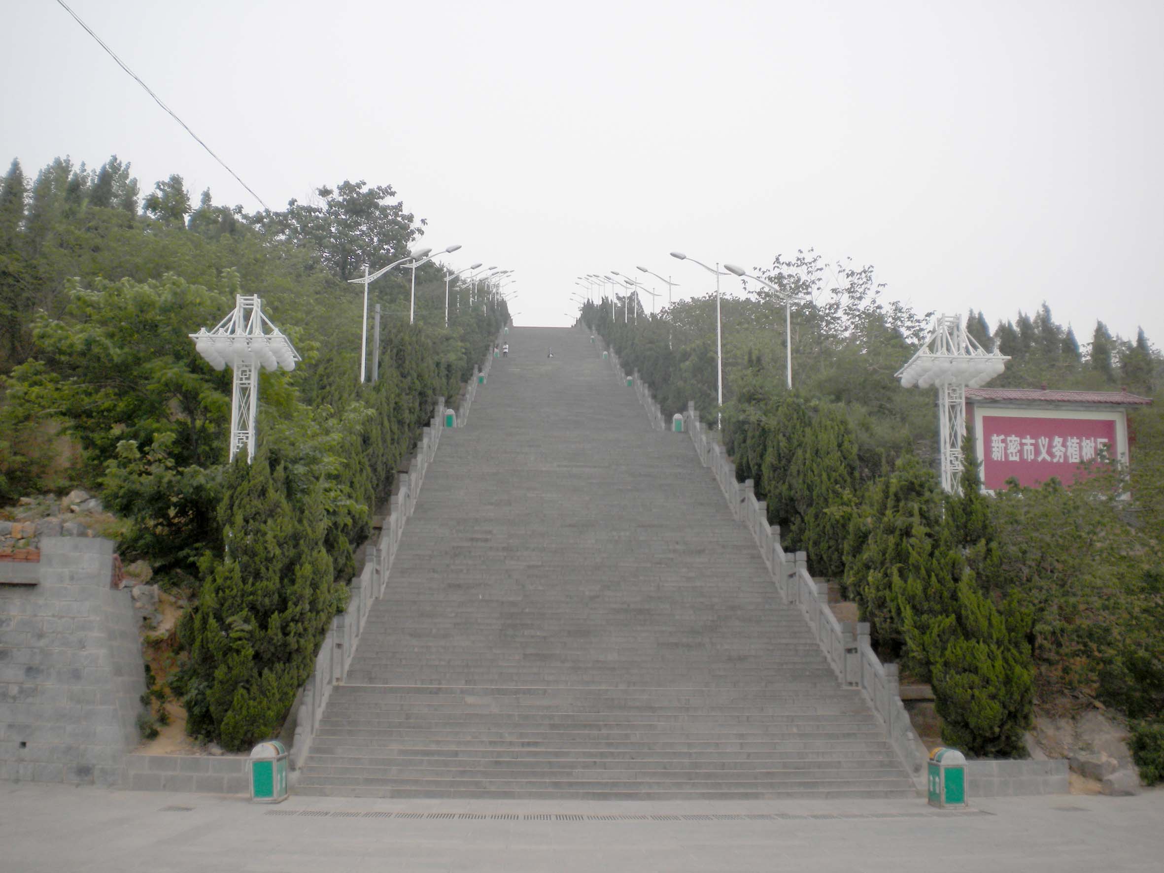  p data-id="gnx2qnkj6n">青屏山是新密境内的一座海拔600多米的小山
