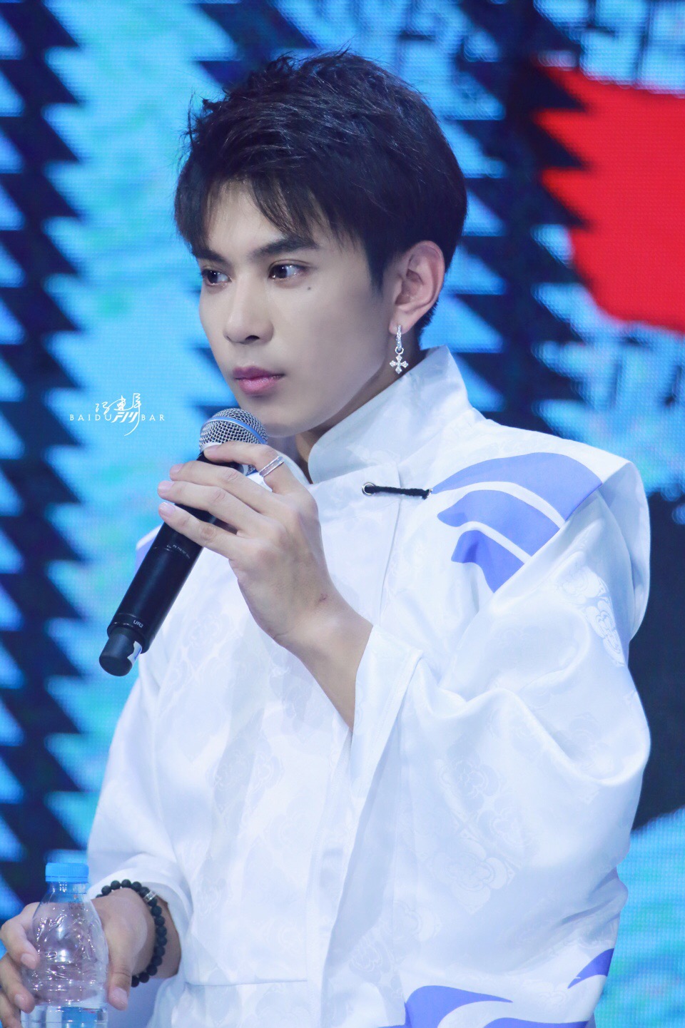  p data-id="gntd8052ul">冯建宇,1992年8月27