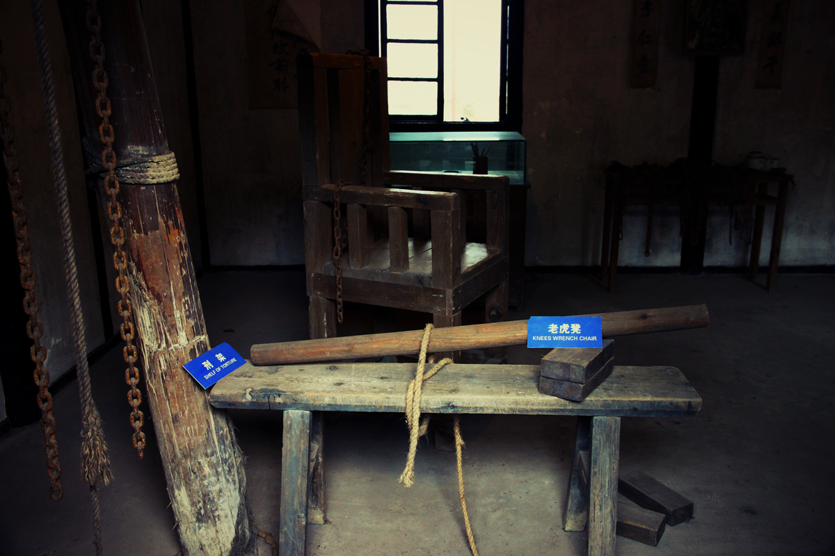  p>渣滓洞集中营位于重庆市 a target="_blank" href="/item/歌乐山">