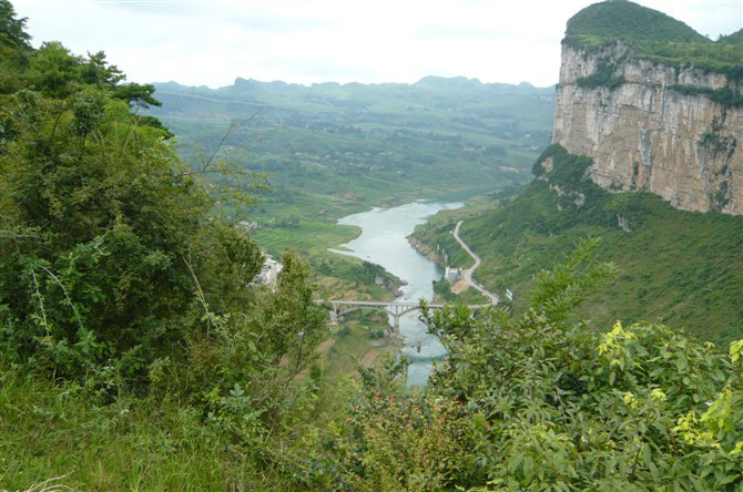  p>凹河村,位于贵州省清镇市流长苗族乡凹河村,距离贵州省会贵阳约80.