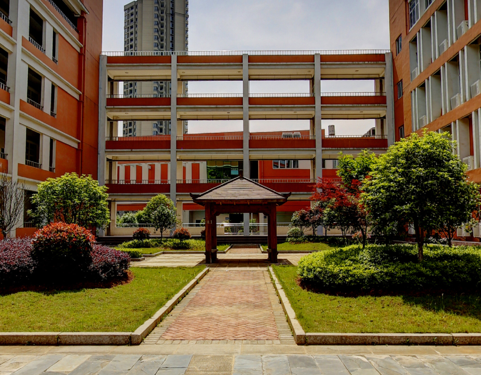 1 middle school of nanchang)简称"南昌一中",是一所南昌市教育局