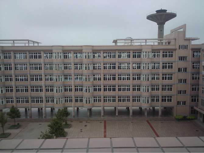  p>安徽省临泉第一中学简称临泉一中,建校于1939年,迄今已有八十多年