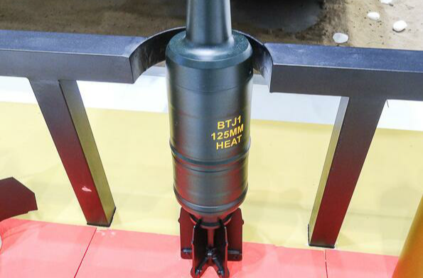  p>破甲弹(high-explosive anti-tank)破甲弹又称空心装药破甲弹,是以