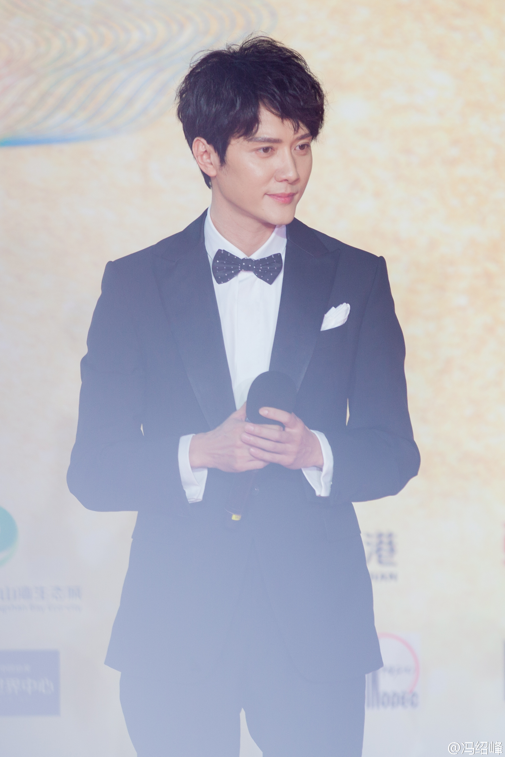  p>冯绍峰,原名冯威,1978年10月7日出生于上海市,中国内地男演员,毕业