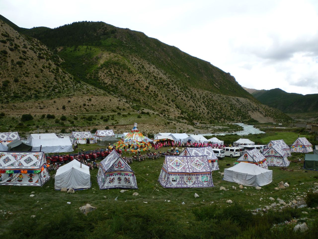 其实在西藏大部分地区基本叫"过林卡",昌都地区口语说法是"吃与劳动"