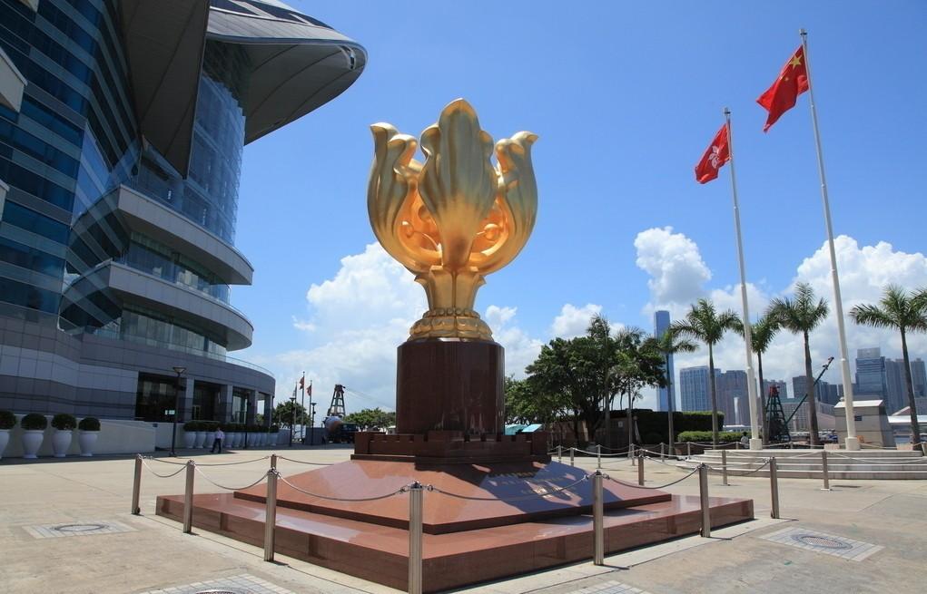  p>金紫荆广场(golden bauhinia square)位于香港会展中心的新冀海旁