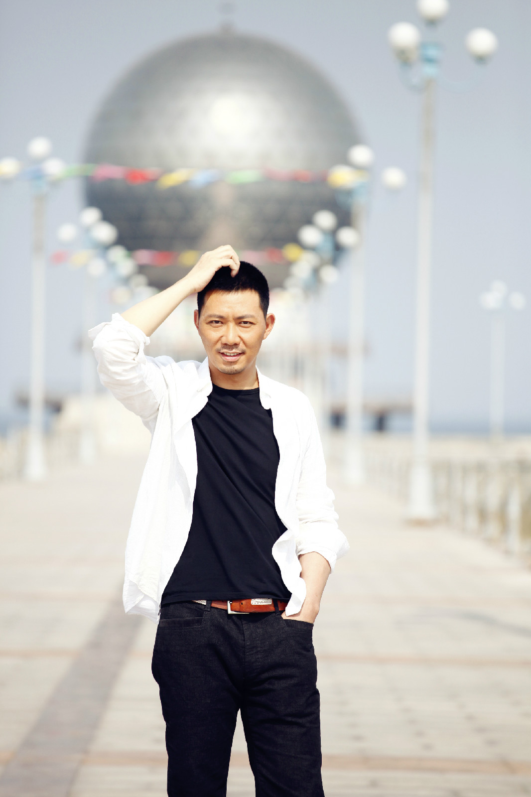 >夏天,出生于四川省成都市,毕业于中央戏剧学院表演系,中国内地男演员