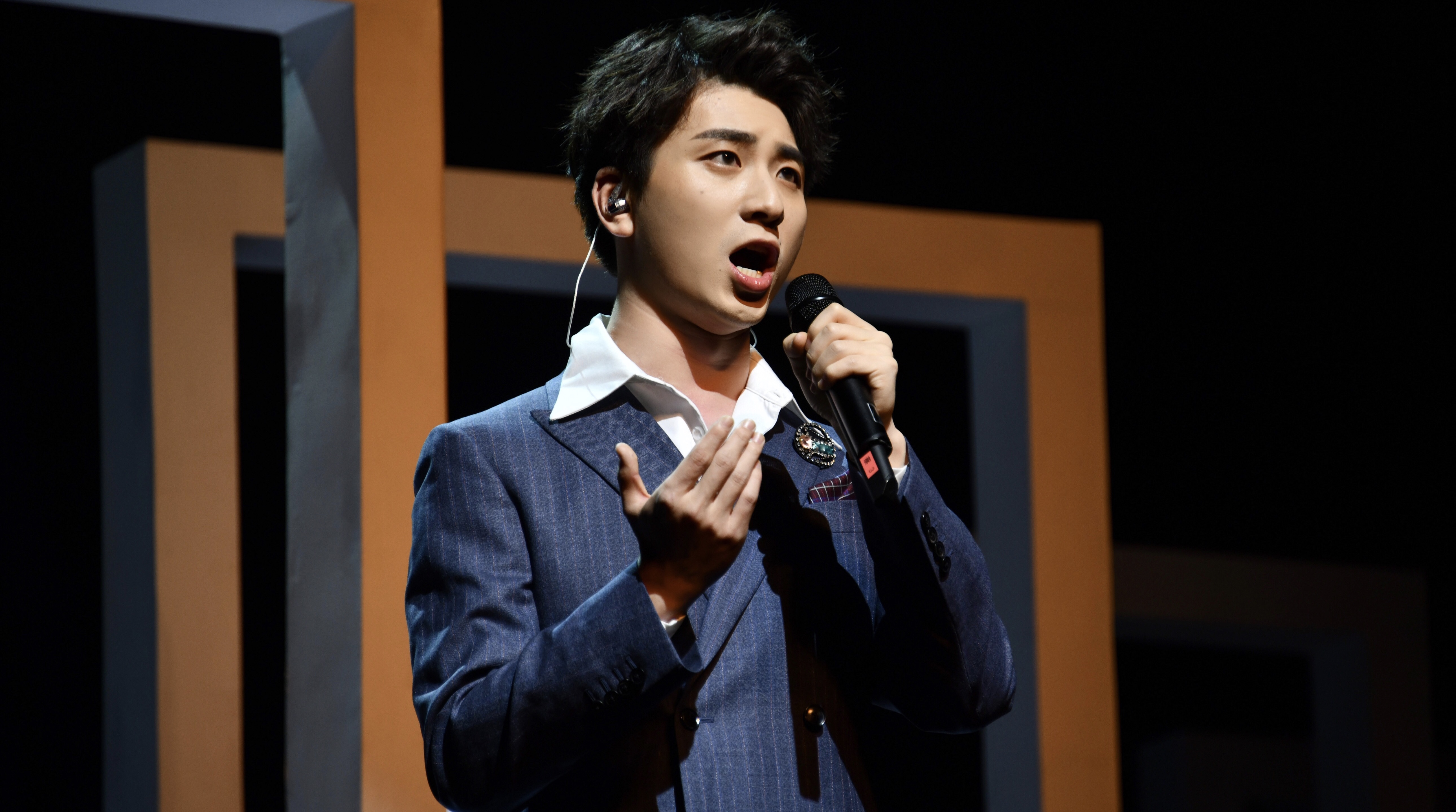 1998年1月17日出生于安徽省宿州市,中国内地美声男歌手,歌剧演员,就读