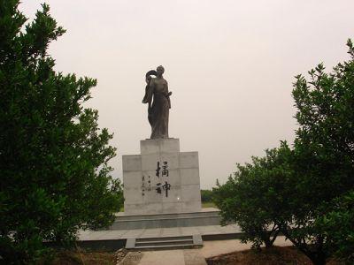 靠省级风景名胜区—— a target="_blank" href="/item/松岩山/862439