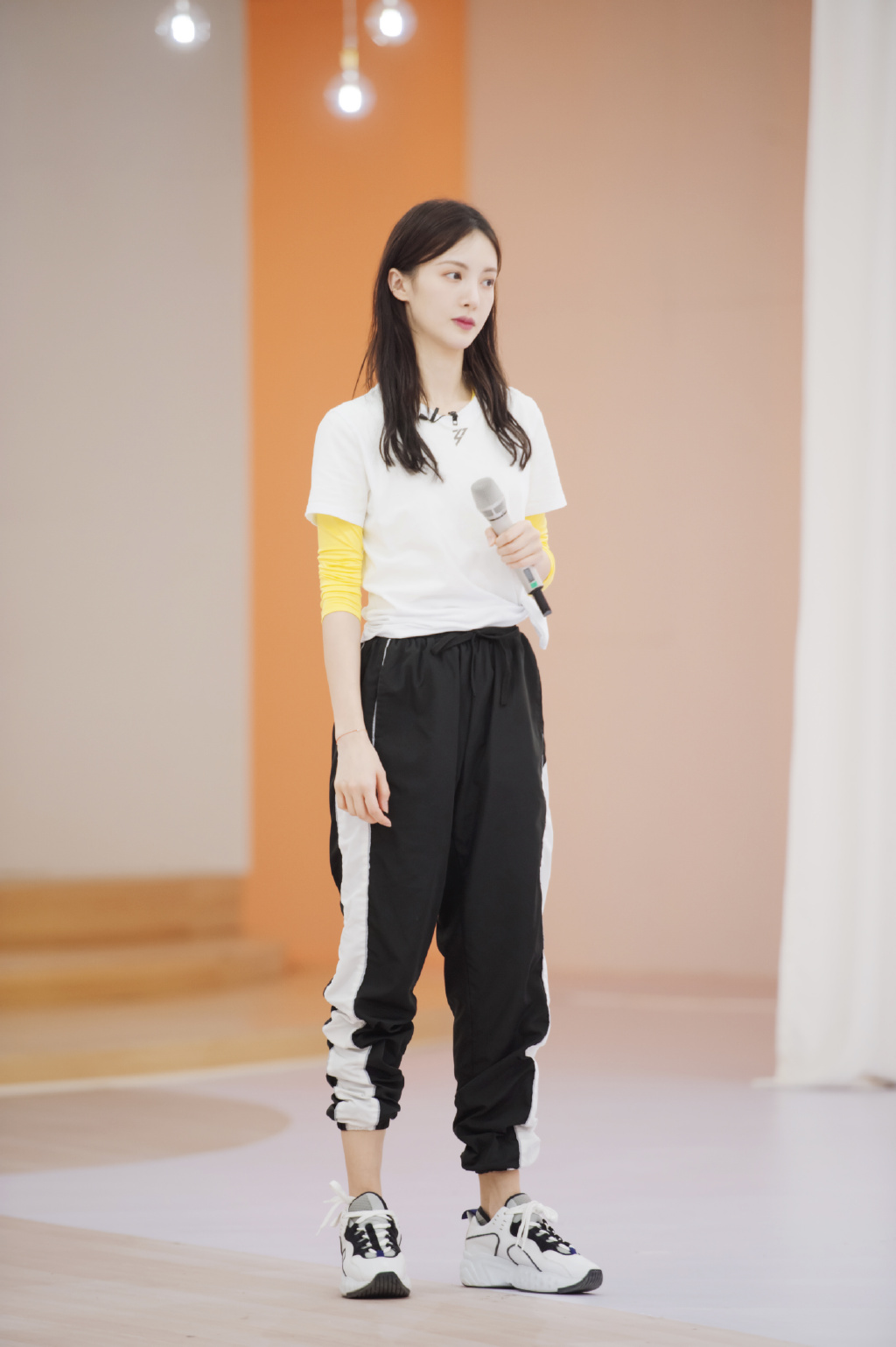  p>金晨,1990年9月5日出生于山东省济南市,毕业于北京舞蹈学院民族舞