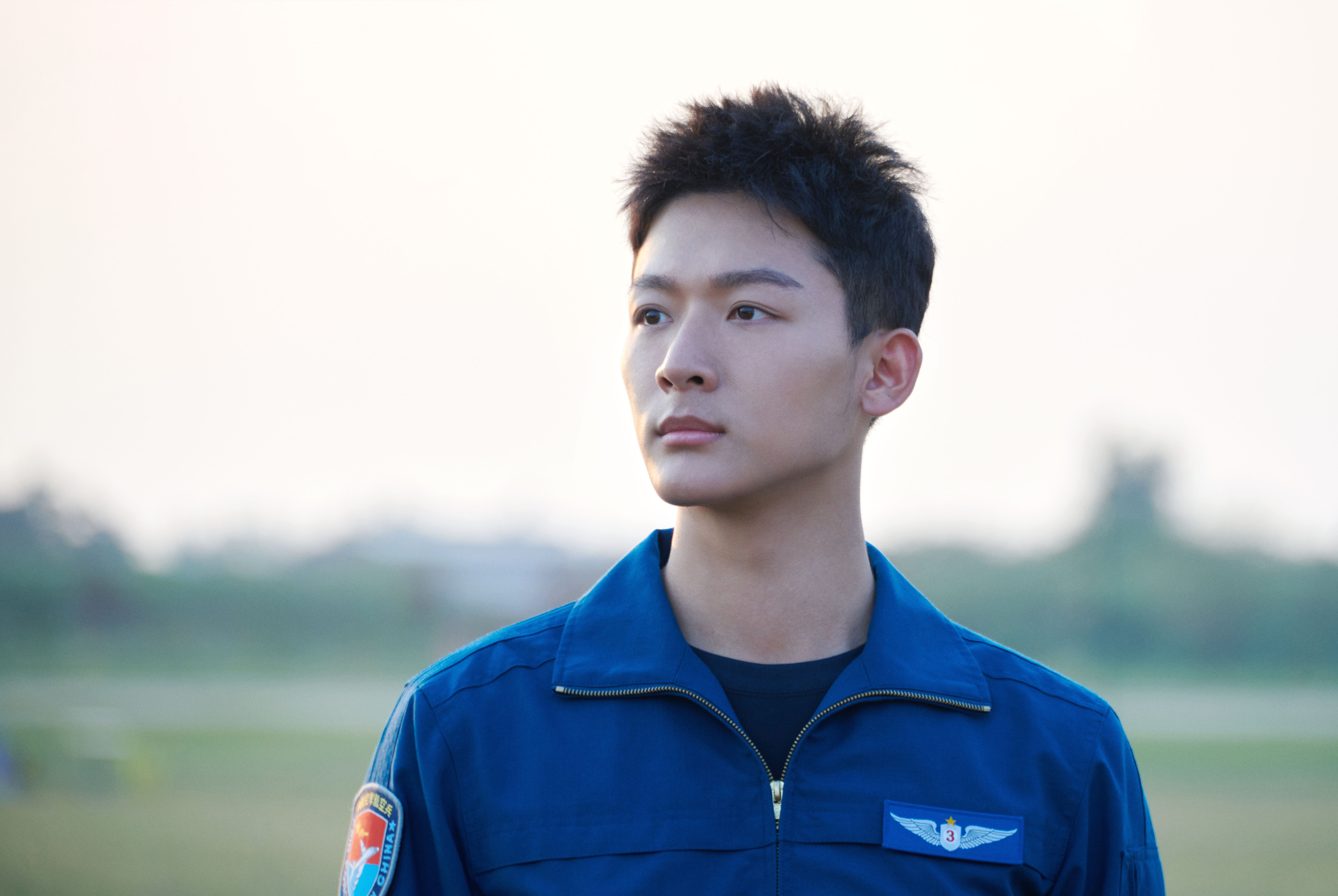  p>秦朗,男,是军旅剧 a target="_blank" href="/item/《勇敢的翅膀》