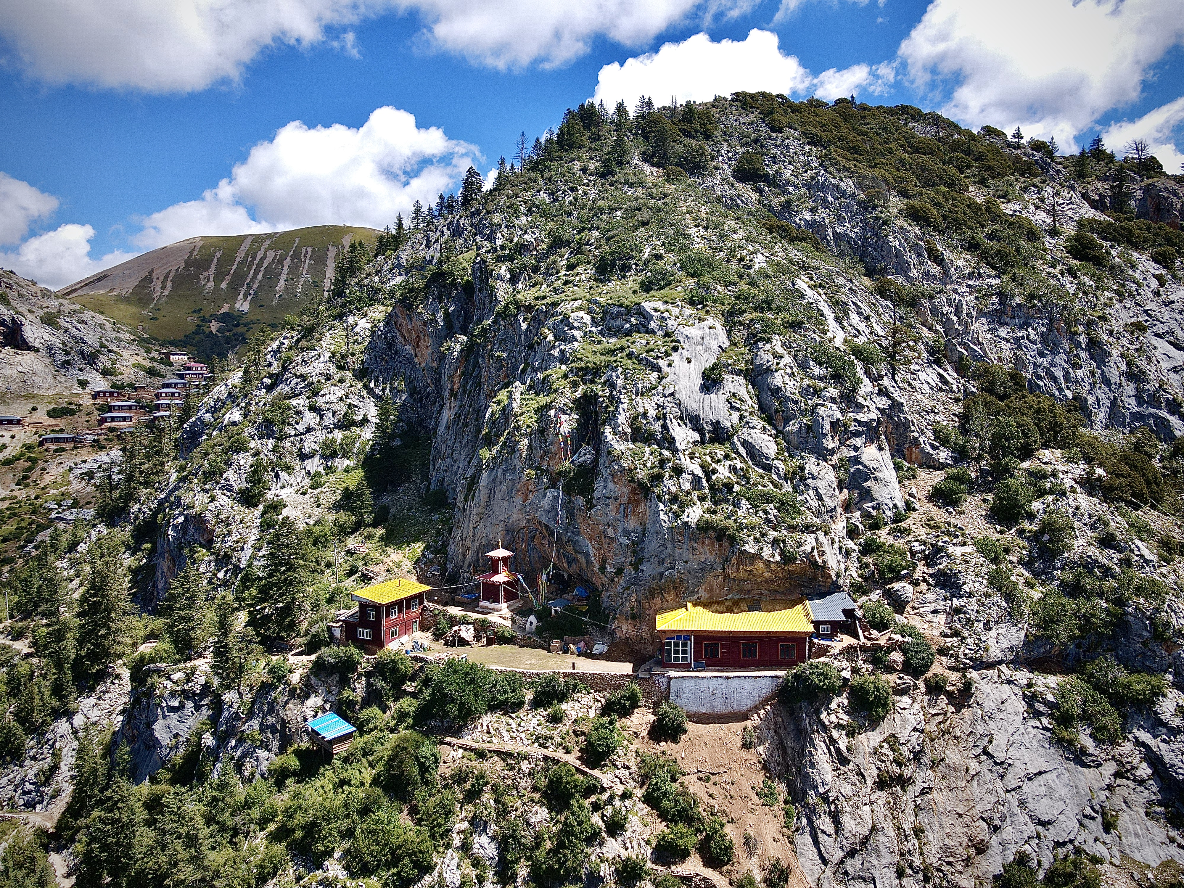尼果寺位于芒康县宗西乡境内,距县城东北70公里 处,海拔4250m,系红教