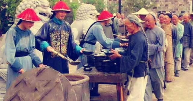 古代闹饥荒时，灾民为何放着河里的鱼虾不抓，宁可吃草根啃树皮？_百科TA说