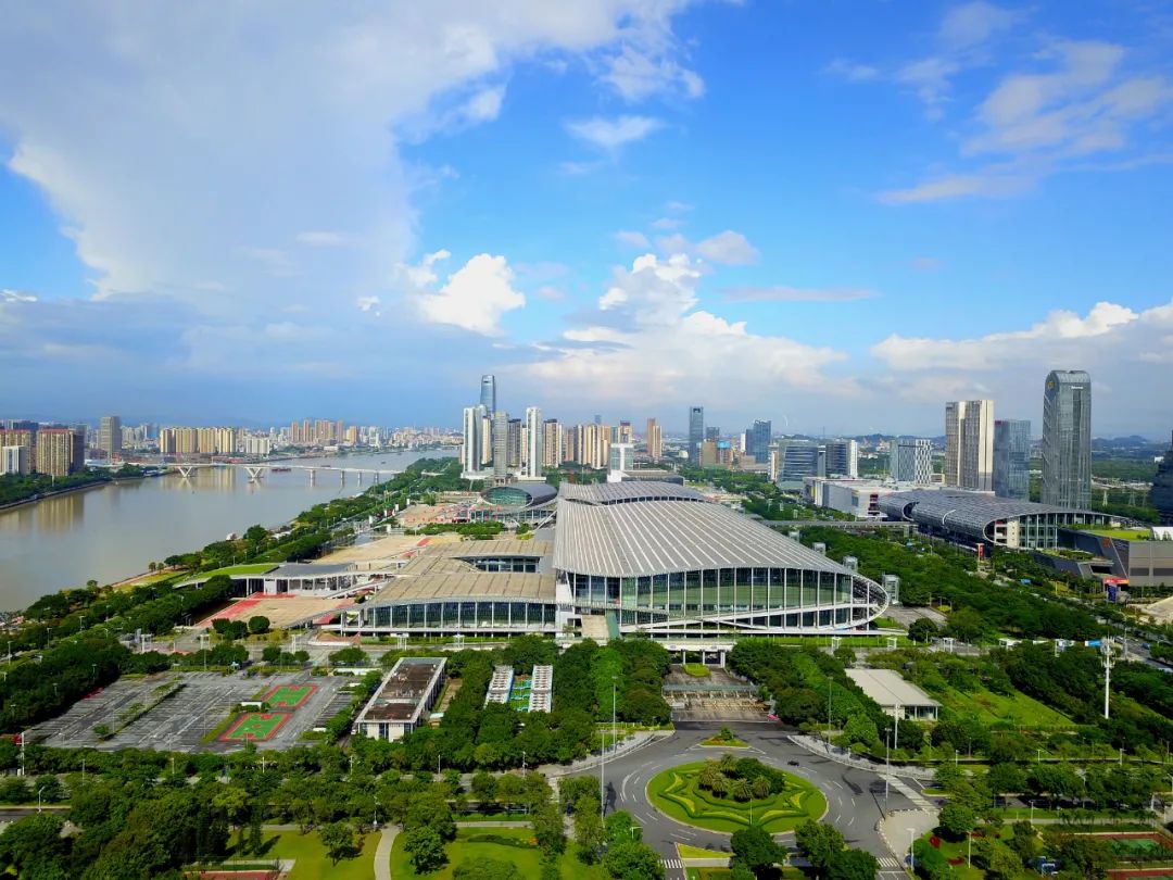 体——中国进出口商品交易会展馆(广交会展馆)座落于中国广州琶洲岛