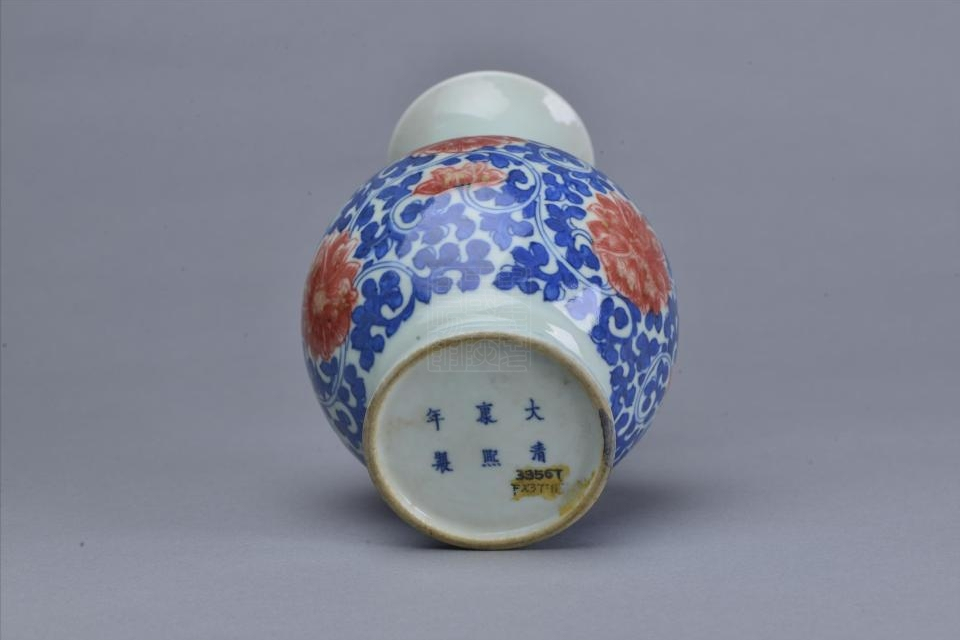 清光绪仿康熙款青花釉里红缠枝莲纹瓷瓶