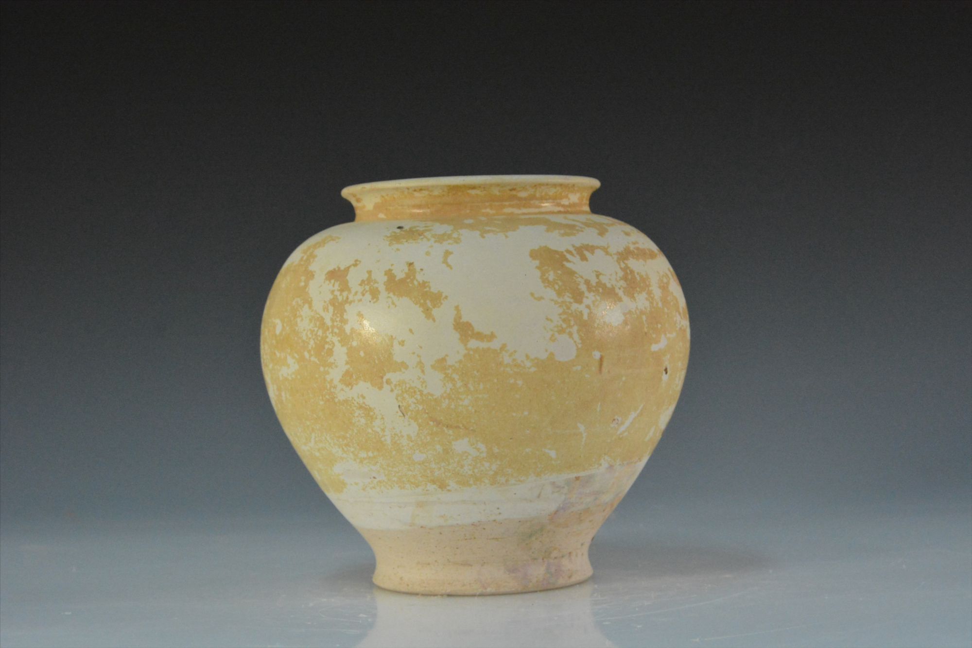  p>唐代黄釉瓷罐是一件唐代的瓷器,馆藏于海南省博物馆. /p>